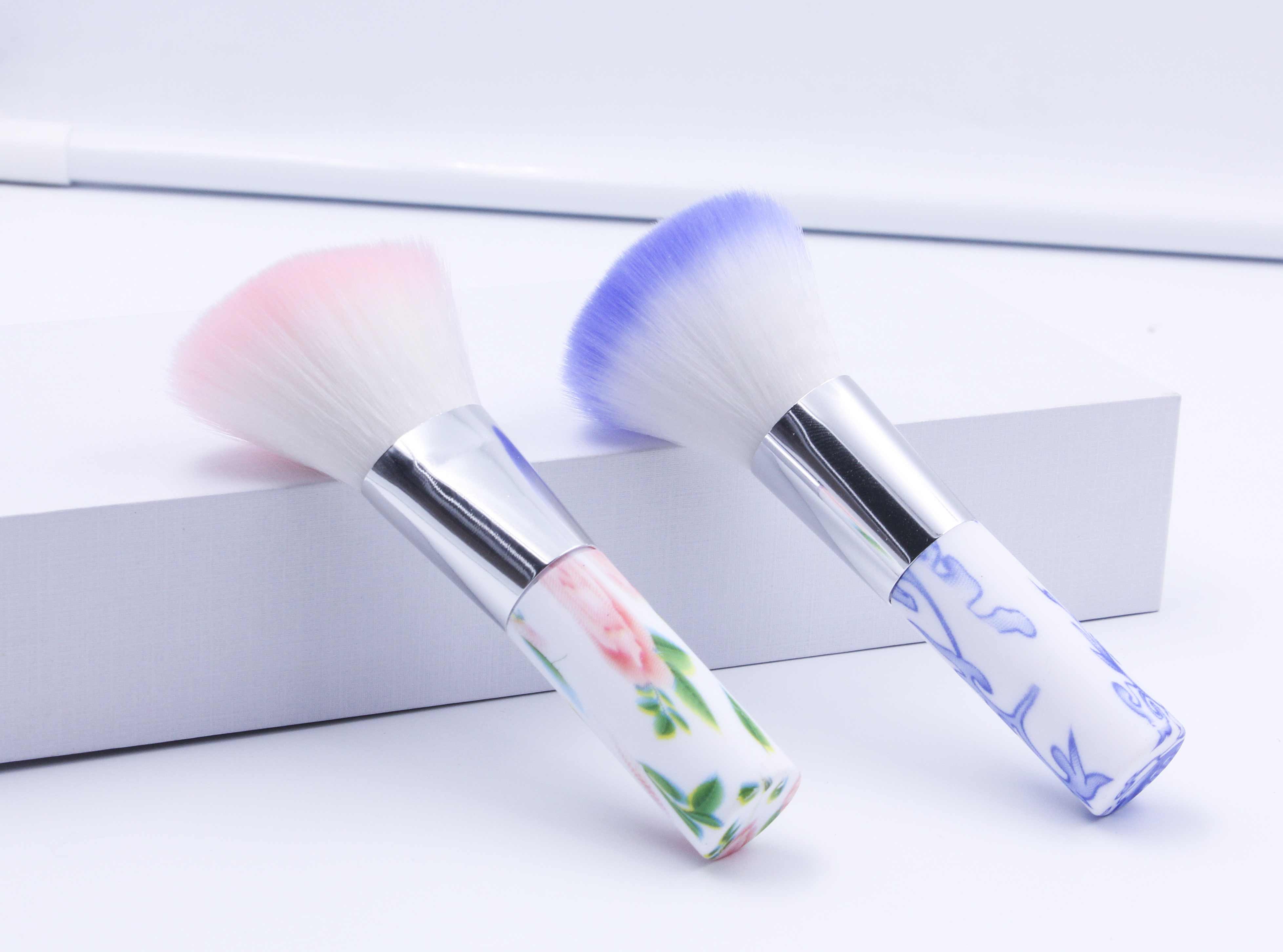 化妝刷新風(fēng)尚:揭秘專業(yè)化妝師的必備工具