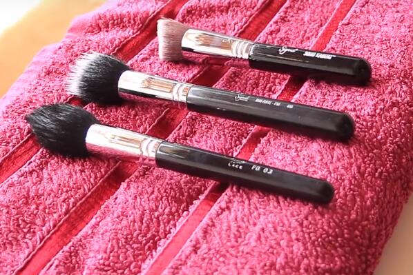 專業(yè)化妝刷和普通化妝刷哪個更省錢?