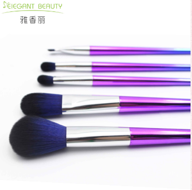 化妝刷的正確使用方法:避免妝容失誤的關(guān)鍵