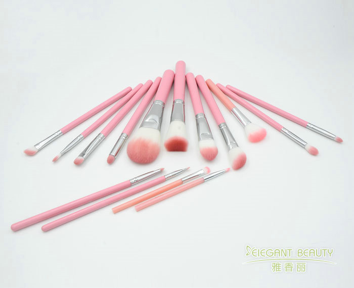 化妝刷的獨特魅力:為何它比手指更適合上妝?