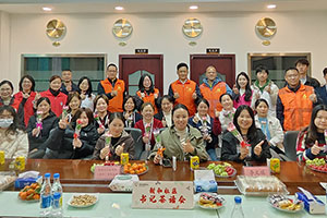 福城街道新和社區蒞臨雅香麗化妝用品（深圳）有限公司開展“巾幗綻放.婦女權益保護法介紹”書記茶話會。