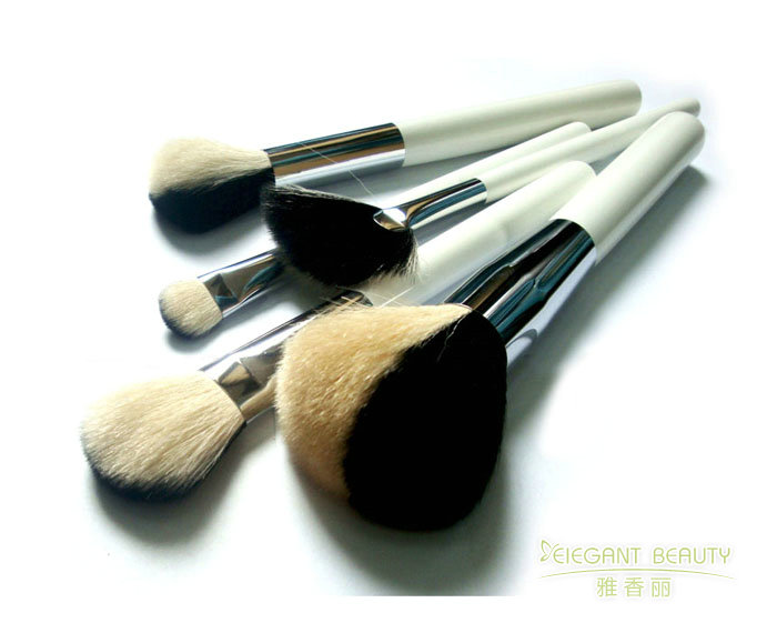 從基礎到專業：成套化妝刷的全方位解析